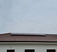 Családi ház a Fő utcán, Vlčanyban, napelemekkel a tetőn.