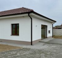 Családi ház a Fő utcán Vlčanban, fa dekoros padlóval és terasszal.
