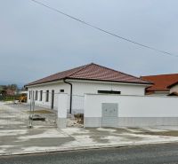 Családi ház a Fő utcában, Vlčanyban, fehér homlokzat, piros tető.