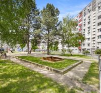 Zölddel teli udvar padokkal és homokozóval a Kríkova utcában, Pozsony - Vrakuňa.