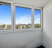 Kilátás a loggiáról egy háromszobás lakásban a Kríkova utcában, Pozsony - Vrakuňa.