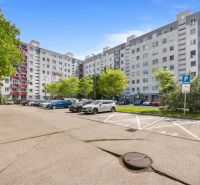 A Kríkova utcai lakóház előtti parkoló Pozsonyban, Vereknyén.