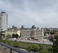 Kilátás Pozsony panorámájára a Račianska utcáról, nem messze egy kétszobás lakástól.
