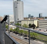 Kilátás egy kétszobás lakás erkélyéről a Račianska utcán, Pozsony III-ban, a város panorámájával.