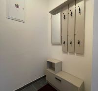 Előszoba gardróbbal és cipősszekrénnyel a kétszobás lakásban.