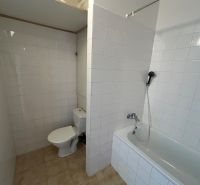 Kétszobás lakás fürdőszobája káddal és WC-vel.