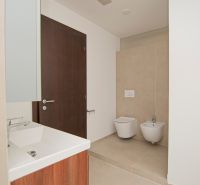 Fürdőszoba zuhanyzóval, mosdóval, WC-vel és bidével egy háromszobás lakásban.