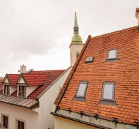 A templomtorony, amely kiemelkedik a tetők fölé Pozsonyban, a Beblavého utcában.