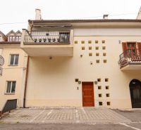 Beblavého, Pozsony - Óváros: Az épület homlokzata erkélyekkel és a bejárat előtti parkolóval.