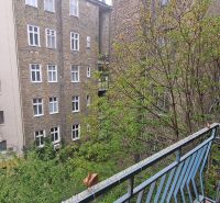 Kilátás egy háromszobás lakásból erkéllyel a Grössling utcában, Pozsony - Óváros.