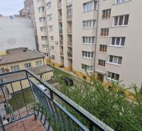 Kilátás az erkélyről Pozsonyban - Óváros, Grösslingova utca, 3 szobás lakás.