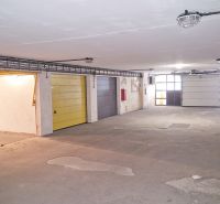 Parkológarázsok Pozsonyban, a Majerníkova utcában, világítással és színes ajtókkal.