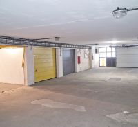 Garázs belső tér több kapuval, világos és tágas helyiség.