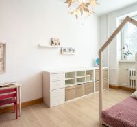Gyerekszoba ággyal, polcokkal és íróasztallal, 3 szobás lakás.