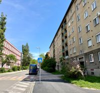 Jelačičova utca Pozsonyban - Ružinov, lakóházakkal és zöldterülettel.
