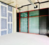 Nagy üvegezésű és építési módosításokkal rendelkező üzlethelyiség.