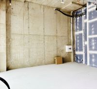 Betonfalak és elektromos vezetékek a kereskedelmi helyiségekben.