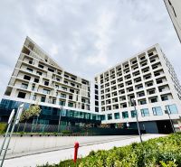 Modern lakókomplex a Prístavná utcában, Pozsony - Ružinov, zöldövezettel körülvéve.