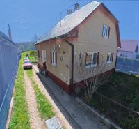 Családi ház Svinná községben, kerttel és udvari parkolóval.