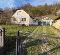 Családi ház Stószon, rendezett telekkel és erdő alatt.