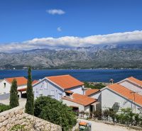 Családi házak Vinjeracban, kilátással a tengerre és hegyi panorámákra.