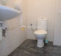 WC a kerámia burkolattal és mosdóval ellátott helyiségekben, amelyek kereskedelmi célú telkek számára vannak kijelölve.