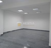 Biela falakú és kőhatású padlójú tágas helyiség az Ingatlanok - kereskedelmi kategóriában.