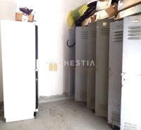 Öltözők szekrényekkel és fehér hűtőszekrénnyel ipari gyártási területeken.