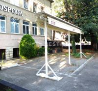 A szenicei üzlethelyiségek külső része fedett terasszal és zöldterülettel a gyönyörű telken.