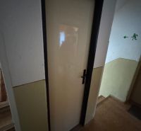 A bejárati ajtó az egyszobás lakás folyosóján.