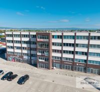 Irodák a Svornosti utcában, Pozsony-Podunajské Biskupice városrészben, parkolóval és autókkal.
