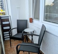 Erkély Dubnica nad Váhom városában, a Centrum I-n, két székkel és egy asztallal.