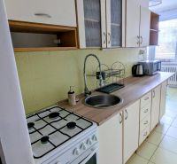 Konyha egy kétszobás lakásban tűzhellyel, mosogatóval és konyhabútorral.