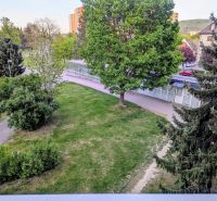 Zöldterület a Centrum I utca környékén Dubnica nad Váhom városában, járdákkal és épületekkel.