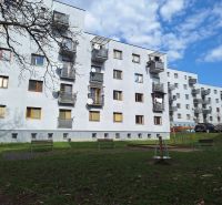 Egy lakóház a Majakovszkij utcában, Eperjesen, zöldövezettel és parkolóval körülvéve.