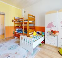 Gyerekszoba családi házban emeletes ággyal és dekorált szekrénnyel, fa dekoros padlóval.