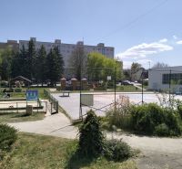 Sportpálya és játszótér a háromszobás lakás környékén, Martinban.