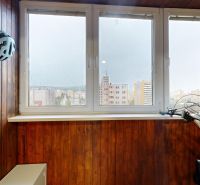 Üvegezett loggia fa burkolattal és kerékpárral egy 3 szobás lakásban.