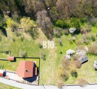 Légi felvétel a telkekről - családi házas lakóövezet és zöldterület az Obrancov mieru utcában, Banská Štiavnica.