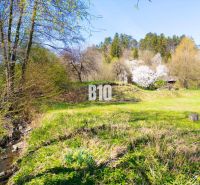 Zöldterület és patak lakóövezetben az Obrancov mieru utcában, Banská Štiavnica.