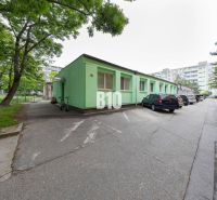 Zöld épület és parkoló a pozsonyi Ružinov-Ostredky irodaterületén.