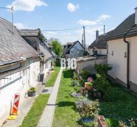Keskeny átjáró kerttel és régebbi házakkal a Jadranská utcában, Pozsony IV. Telkek - lakóövezet.