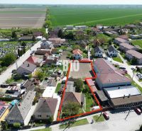 Családi házak légi felvétele Kalinkovóban, a telek piros vonallal van megjelölve.