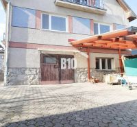 Családi ház Turányban fa előtetővel és behajtóúttal.