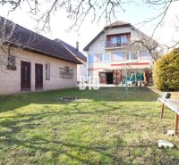 Családi ház kertre néző kilátással Turányban, kerttel és pavilonnal a gyepen.