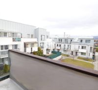 Kilátás egy kétszobás lakás erkélyéről Martinban a modern lakóházakra.