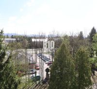 Kilátás egy 3 szobás lakásból Martinban, kilátással a zöldövezetre és a parkolóra.