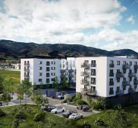 Új építés a martini Košútska utcában, zölddel és hegyekkel körülvéve.