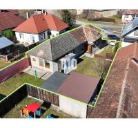 Családi ház Ľubelában kerttel, pavilonnal és tárolóhelyiségekkel. Hagyományos tető és kerítés.