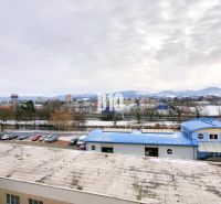 Kilátás a téli városi tájra Martinban a Timravy utcáról az ipari épületekkel.